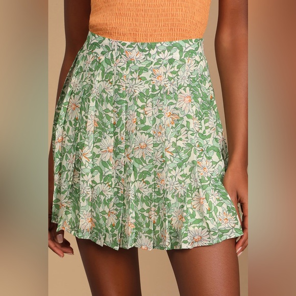 LULU’S COUNT THE PETALS GREEN FLORAL PRINT PLEATED MINI SKIRT - Picture 2 of 6